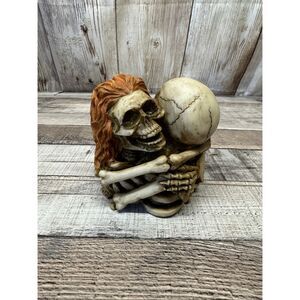 Romantic Skeleton Lovers Statue Gothic Skull Couple Hugging Figurine